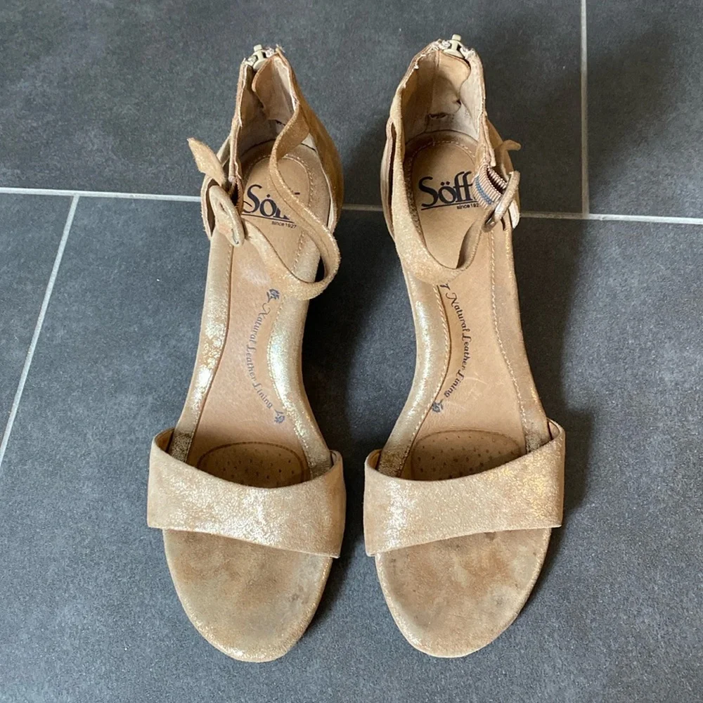Soft womens Marla suede‎ wedge heel Sandals in gold size 9